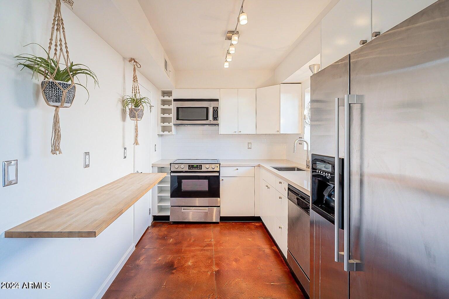 6925 E 4TH Street, 25