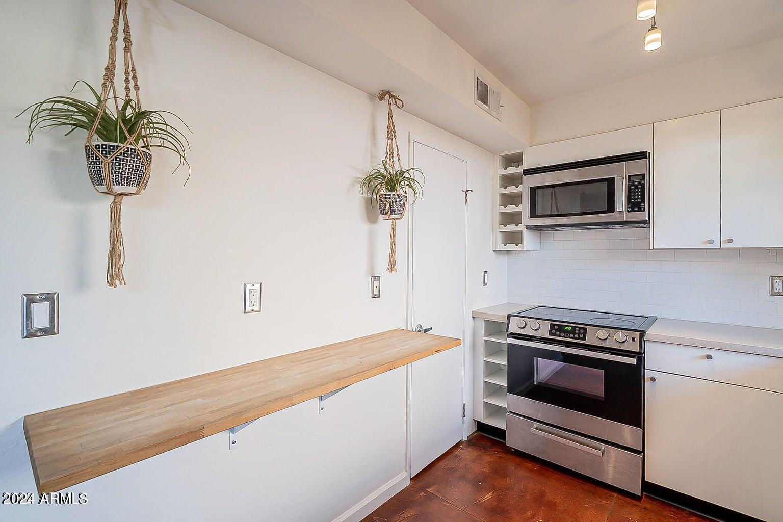 6925 E 4TH Street, 25