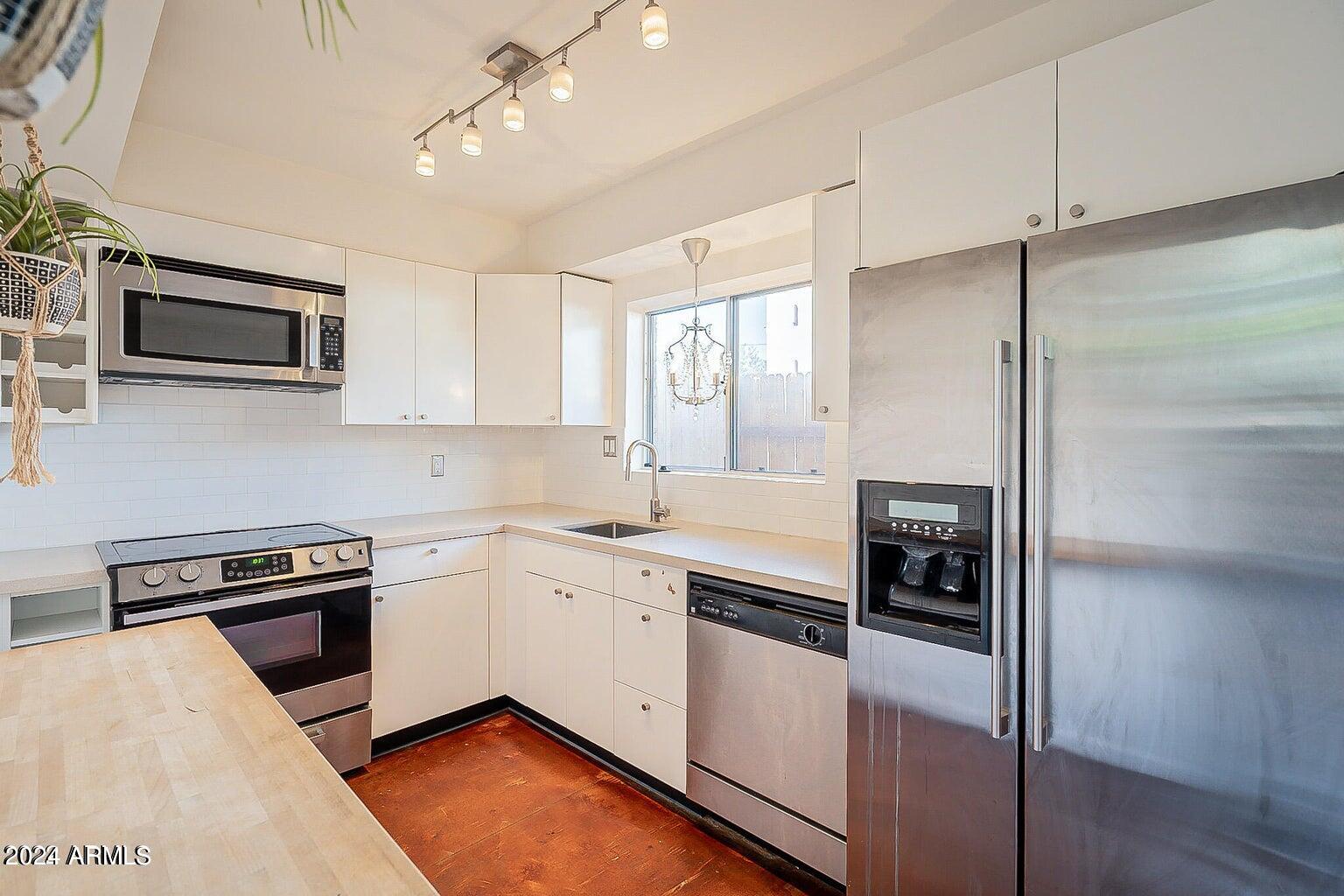 6925 E 4TH Street, 25