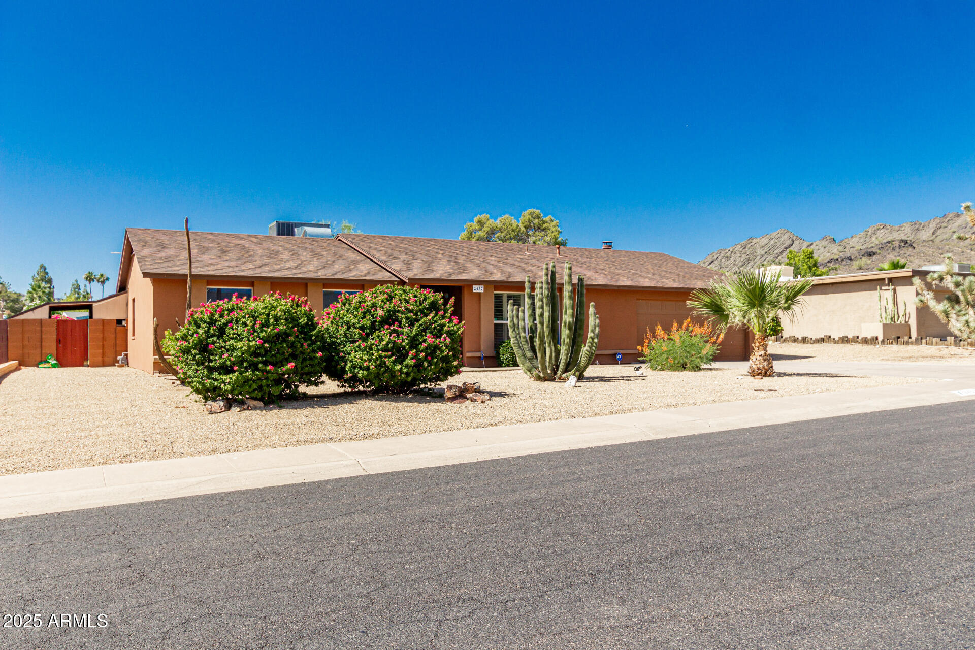 2437 E NORTH Lane