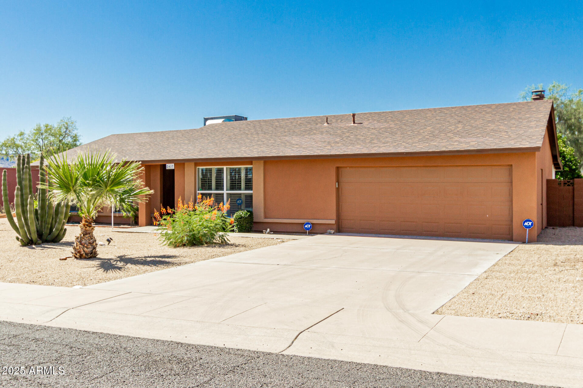2437 E NORTH Lane
