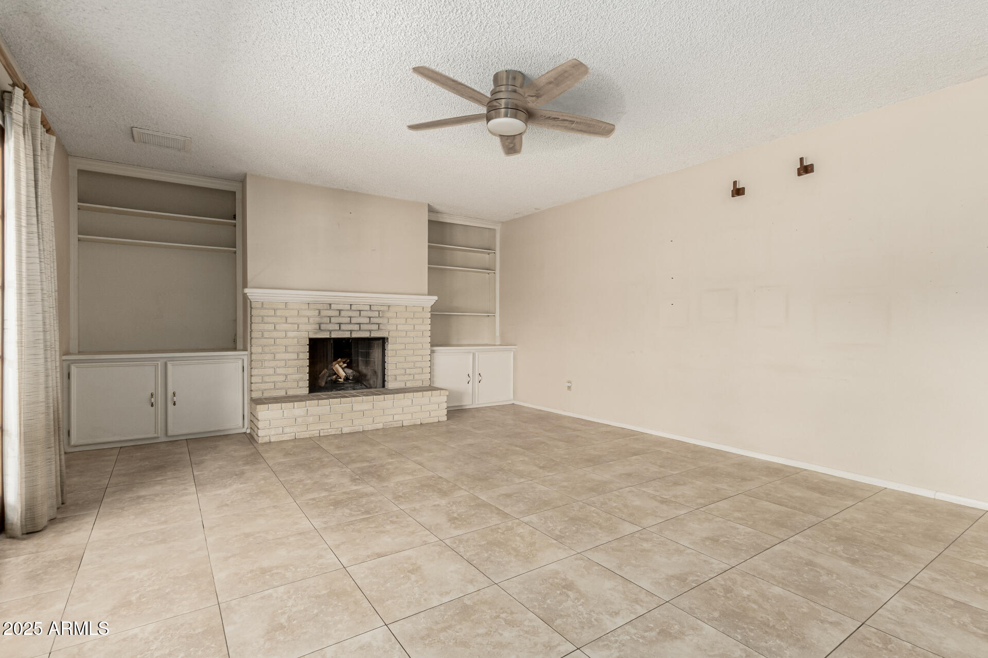 2437 E NORTH Lane