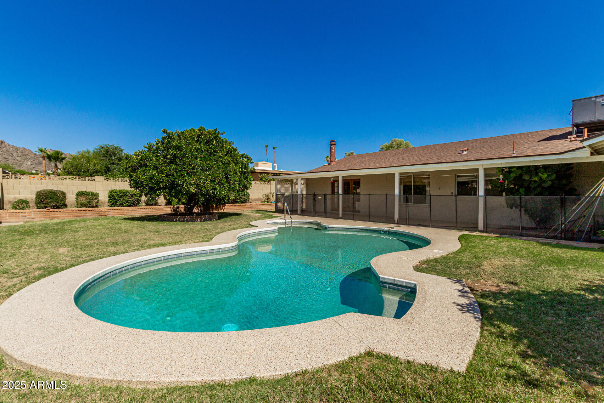 2437 E NORTH Lane
