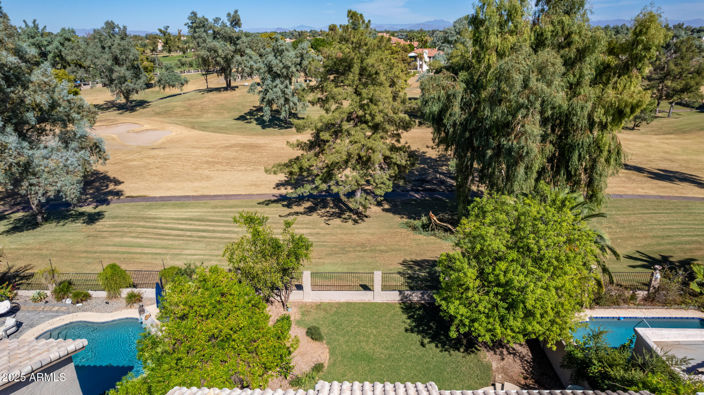 2242 W MYRTLE Drive