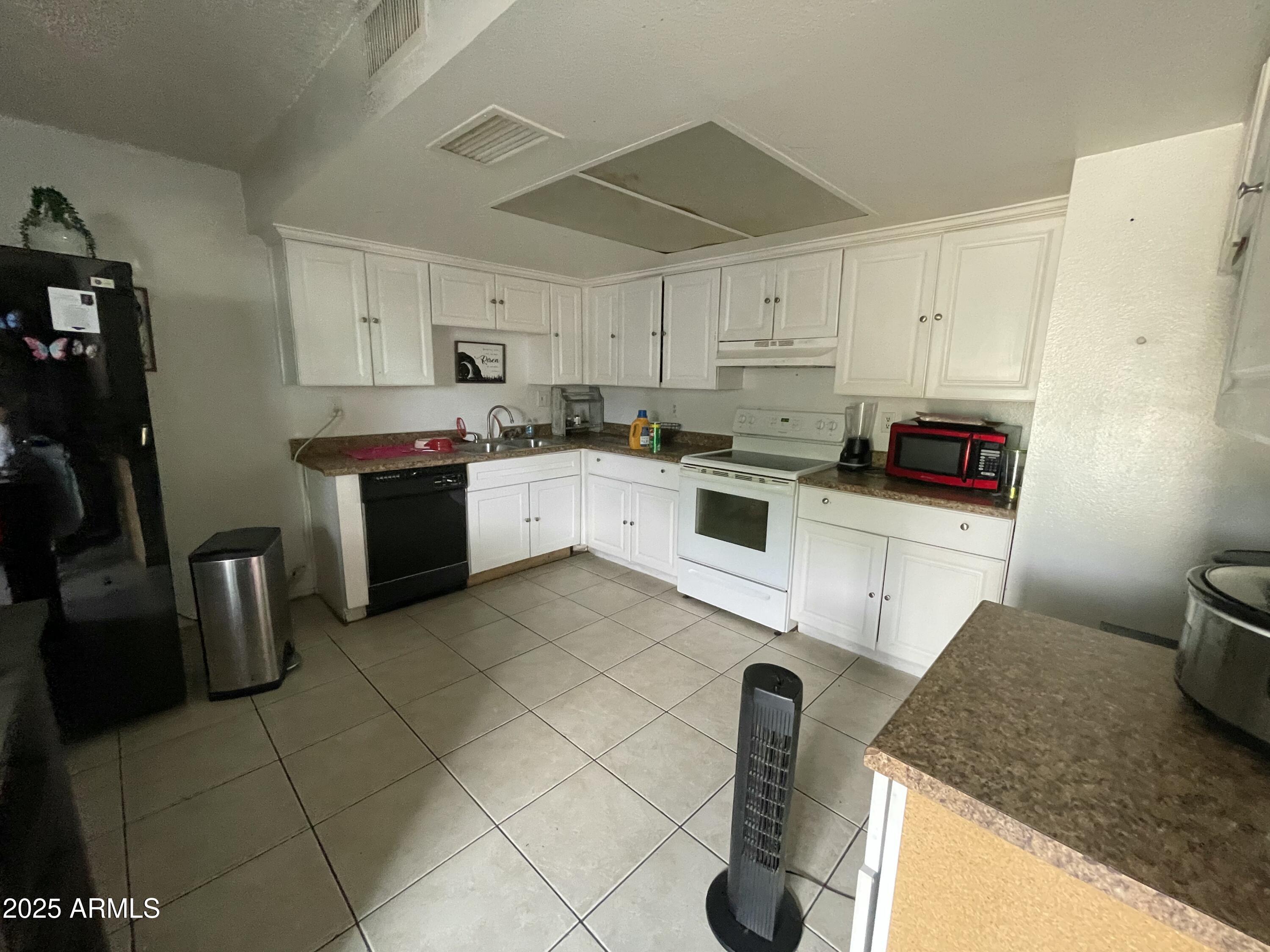3364 W HARMONT Drive