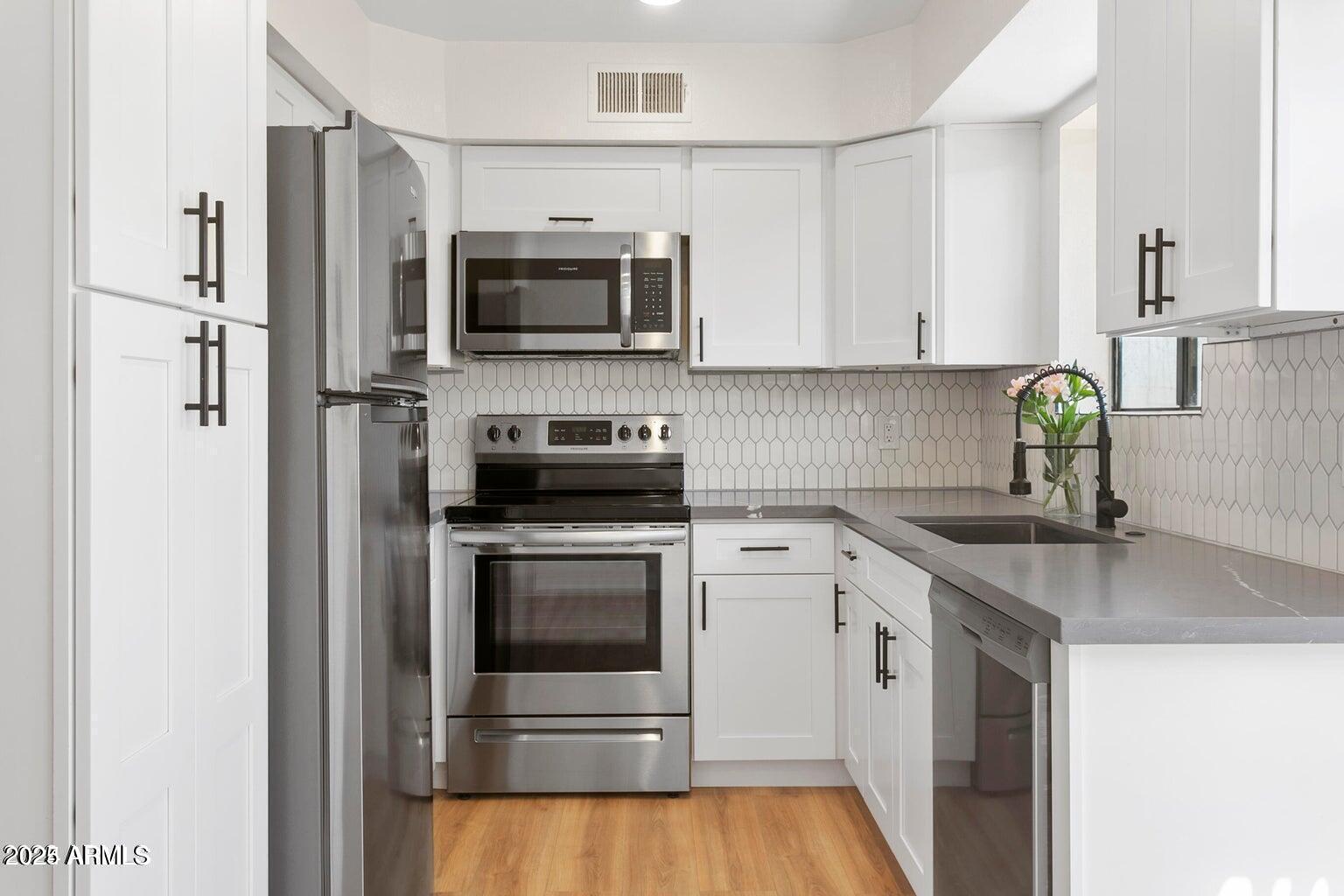 1425 E DESERT COVE Avenue 33