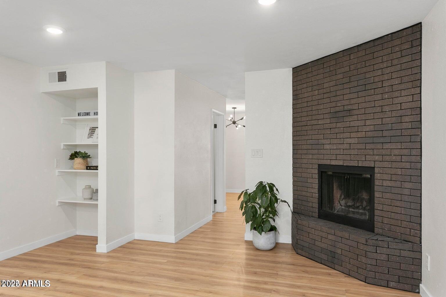 1425 E DESERT COVE Avenue 33