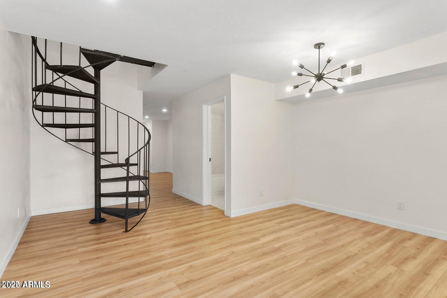 1425 E DESERT COVE Avenue 33