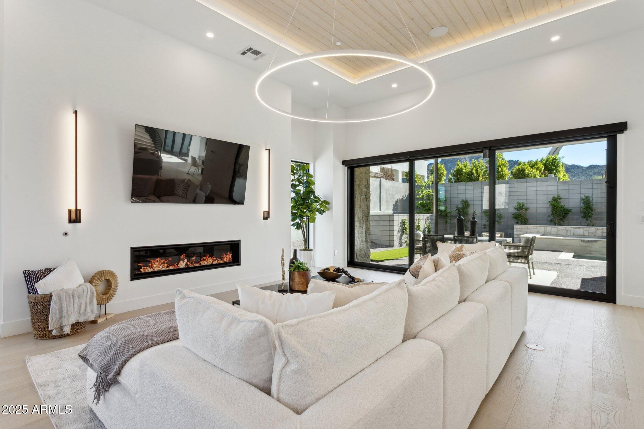 1830 E PALMAIRE Avenue