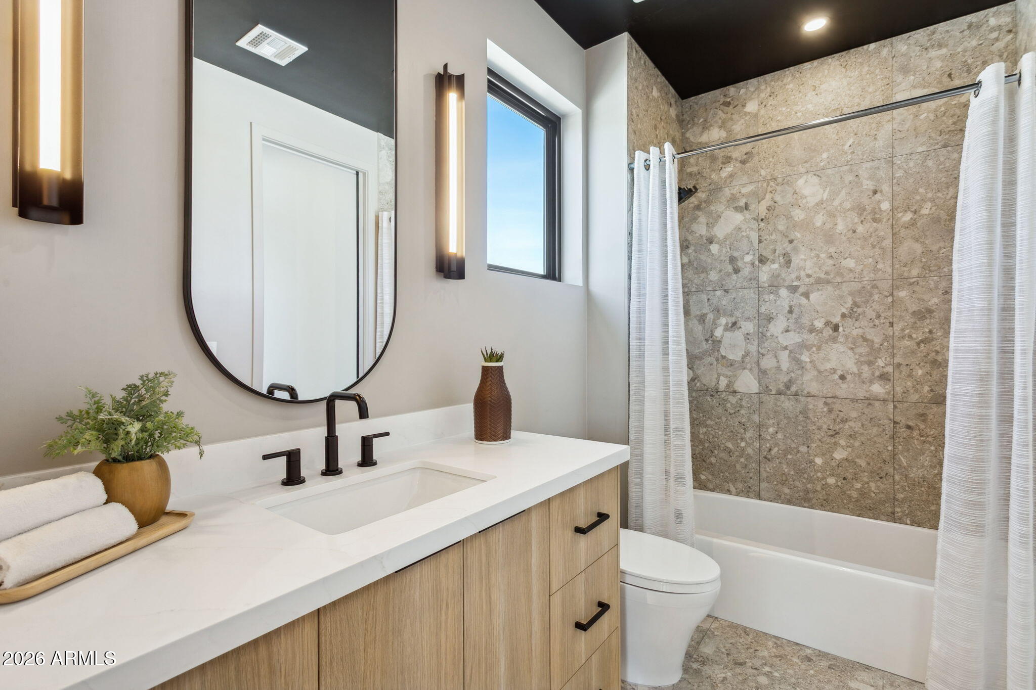 1832 E PALMAIRE Avenue