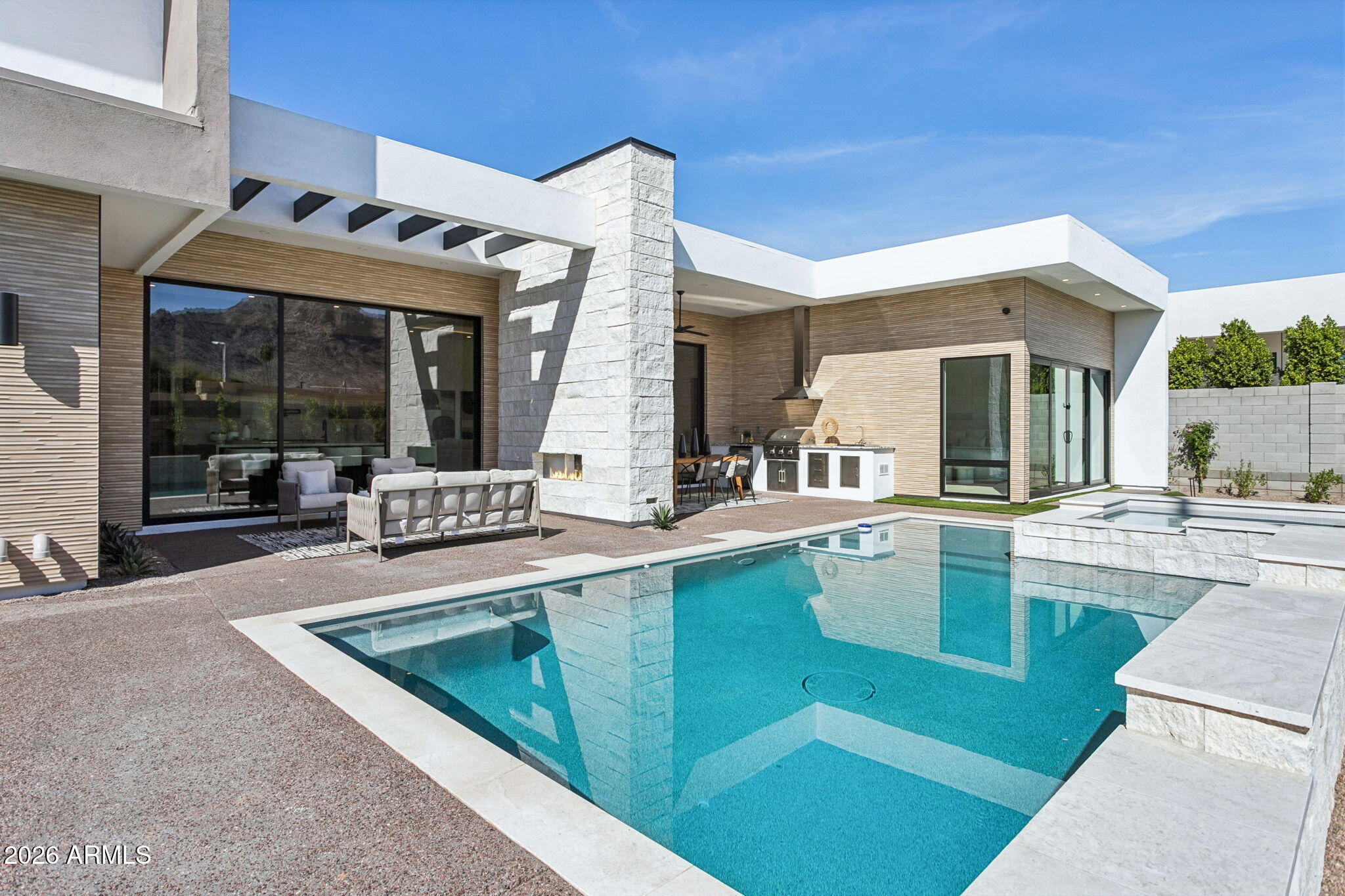 1832 E PALMAIRE Avenue