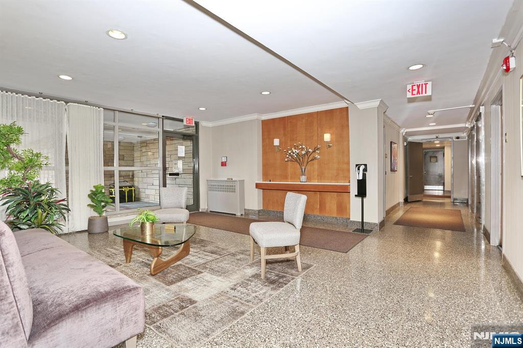 208 Anderson Street S4F