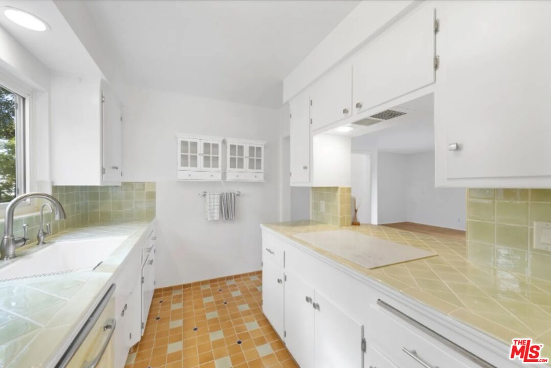 1570 Via Capri Unit: 2