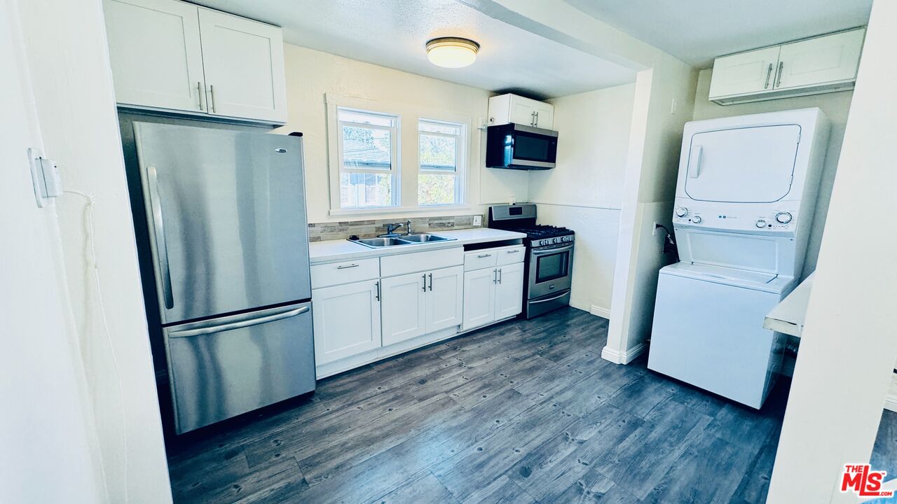 219 E 10th St