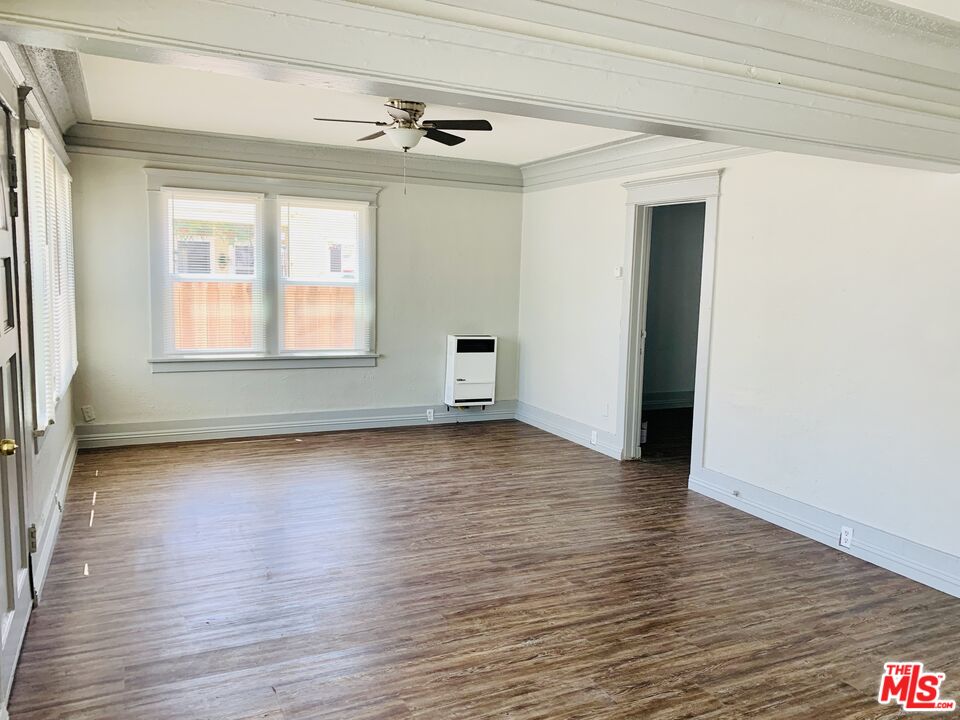219 E 10th St