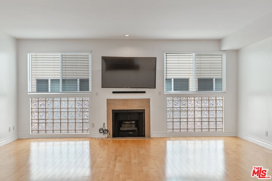 1227 Granville Ave Unit: 103