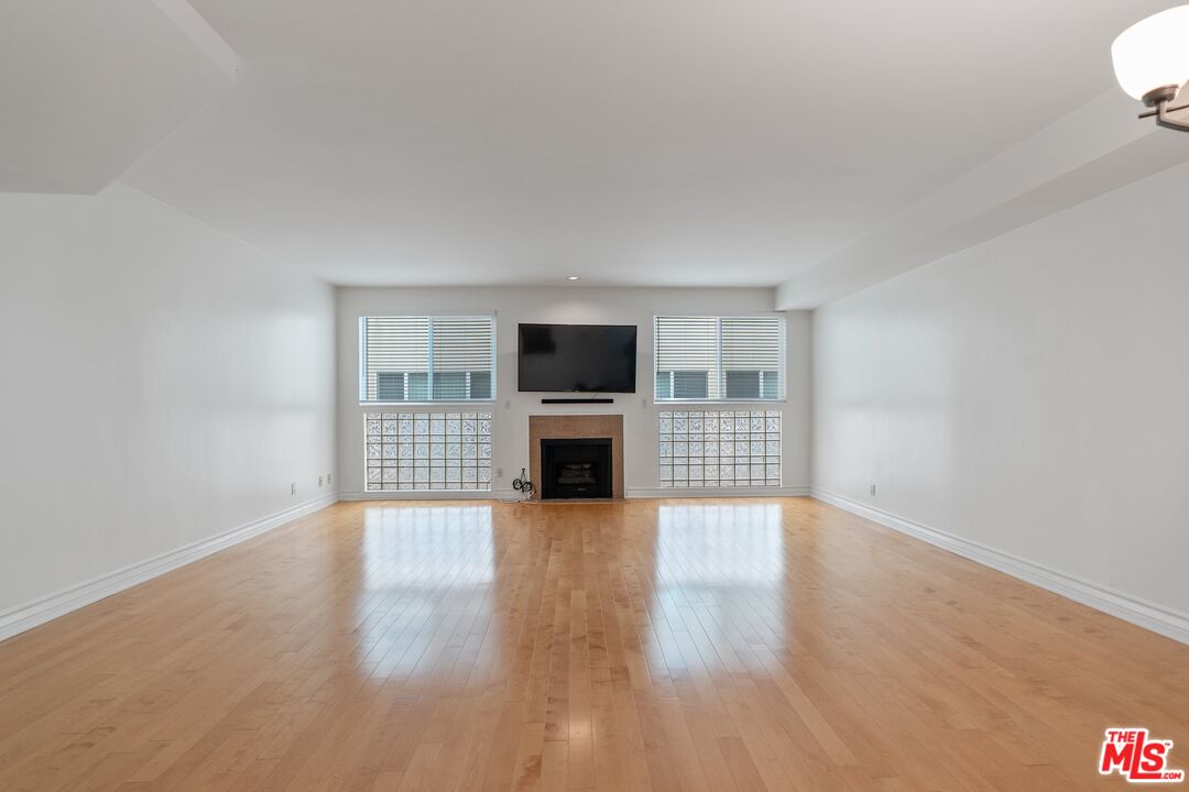 1227 Granville Ave Unit: 103