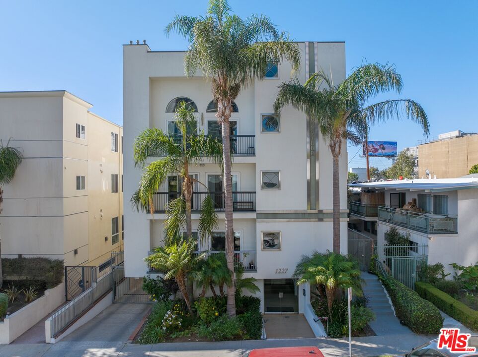 1227 Granville Ave Unit: 103