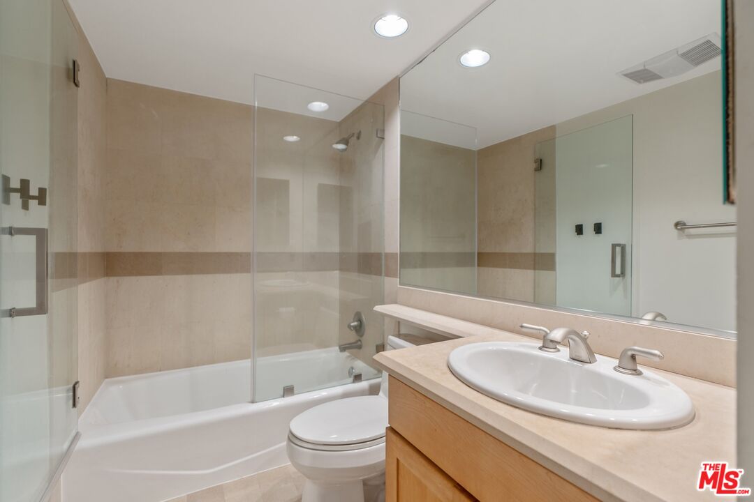 1227 Granville Ave Unit: 103