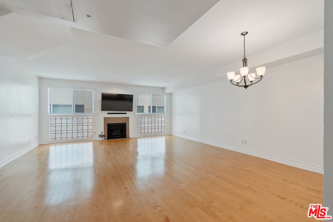 1227 Granville Ave Unit: 103