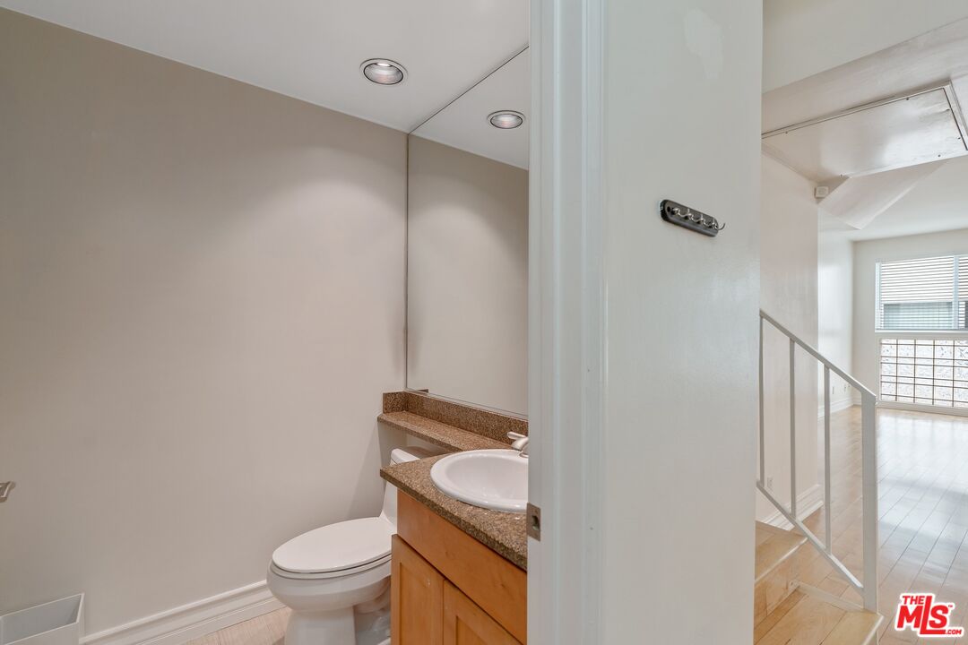 1227 Granville Ave Unit: 103