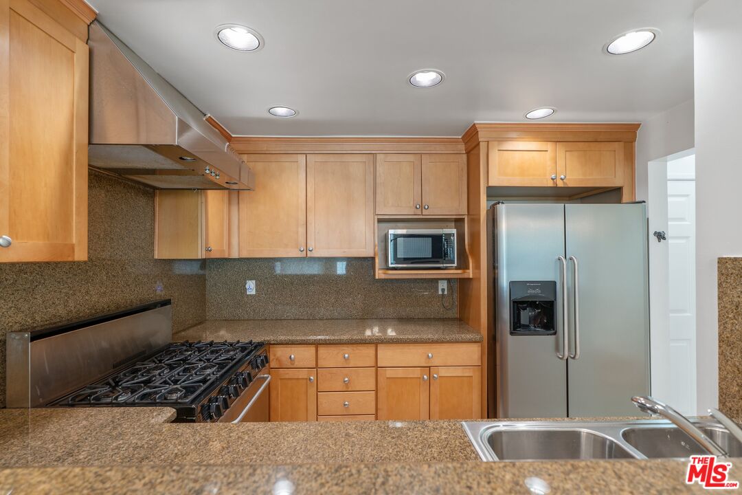 1227 Granville Ave Unit: 103