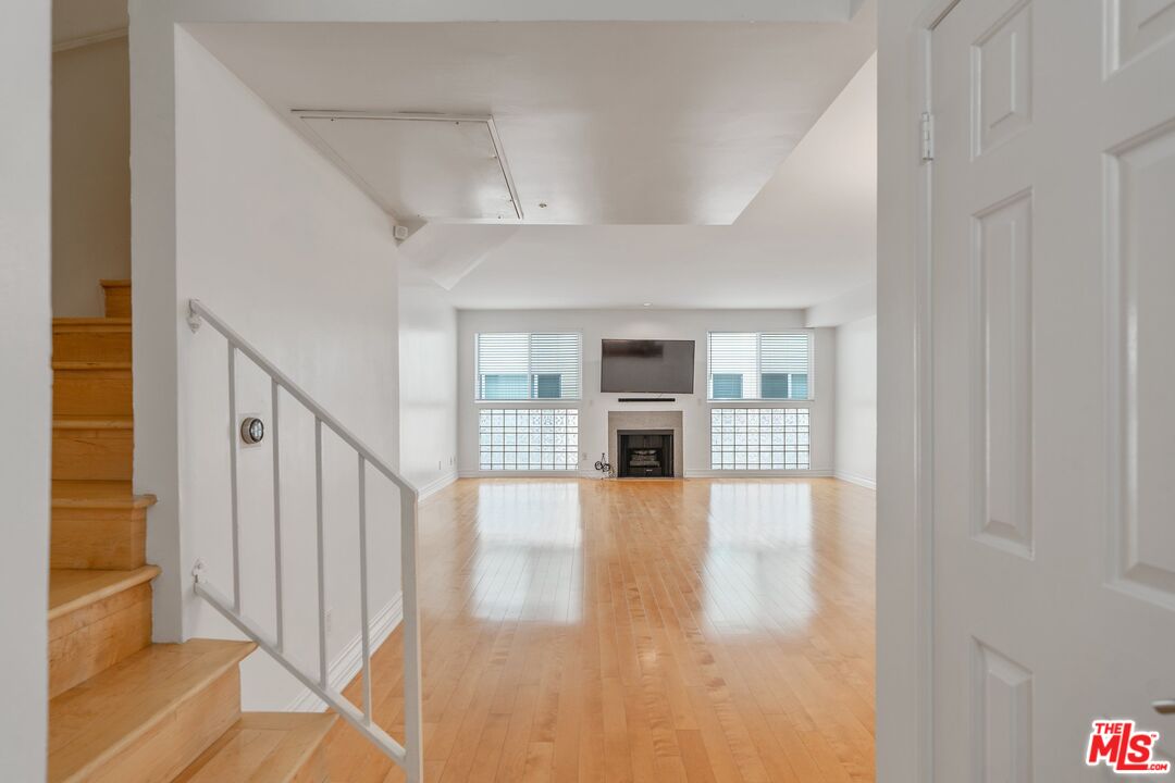 1227 Granville Ave Unit: 103