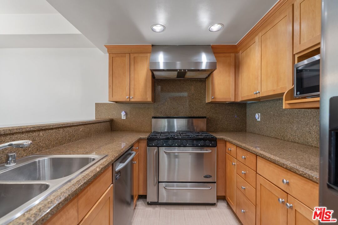 1227 Granville Ave Unit: 103