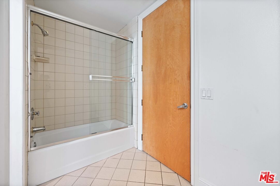 1521 Greenfield Ave Unit: 305