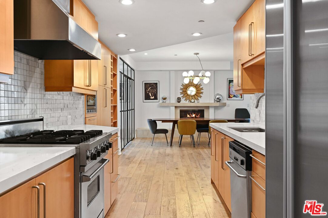 1521 Greenfield Ave Unit: 305