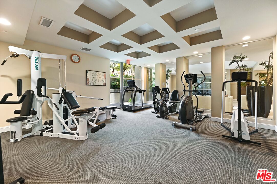 1521 Greenfield Ave Unit: 305