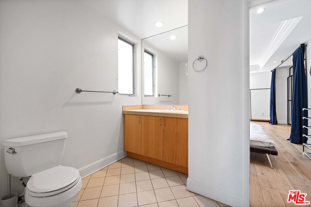 1521 Greenfield Ave Unit: 305