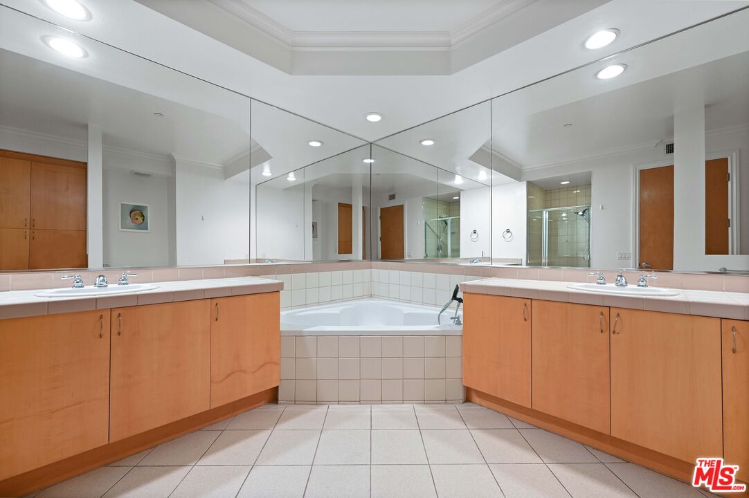 1521 Greenfield Ave Unit: 305