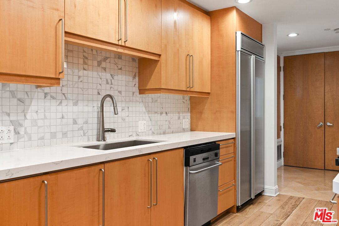 1521 Greenfield Ave Unit: 305