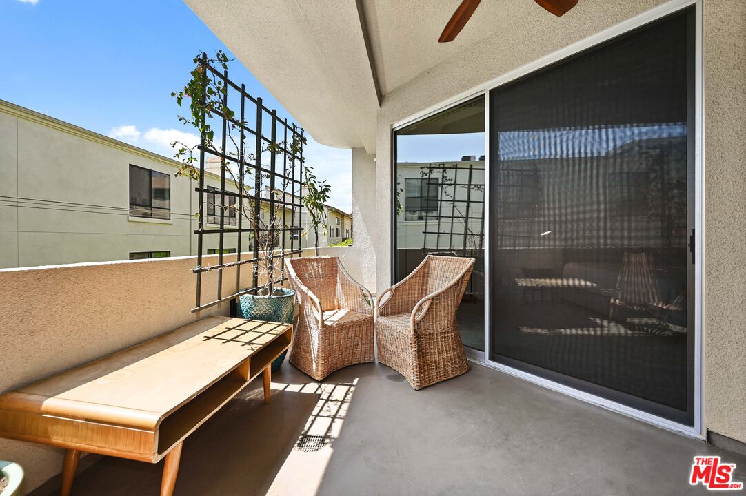 1521 Greenfield Ave Unit: 305