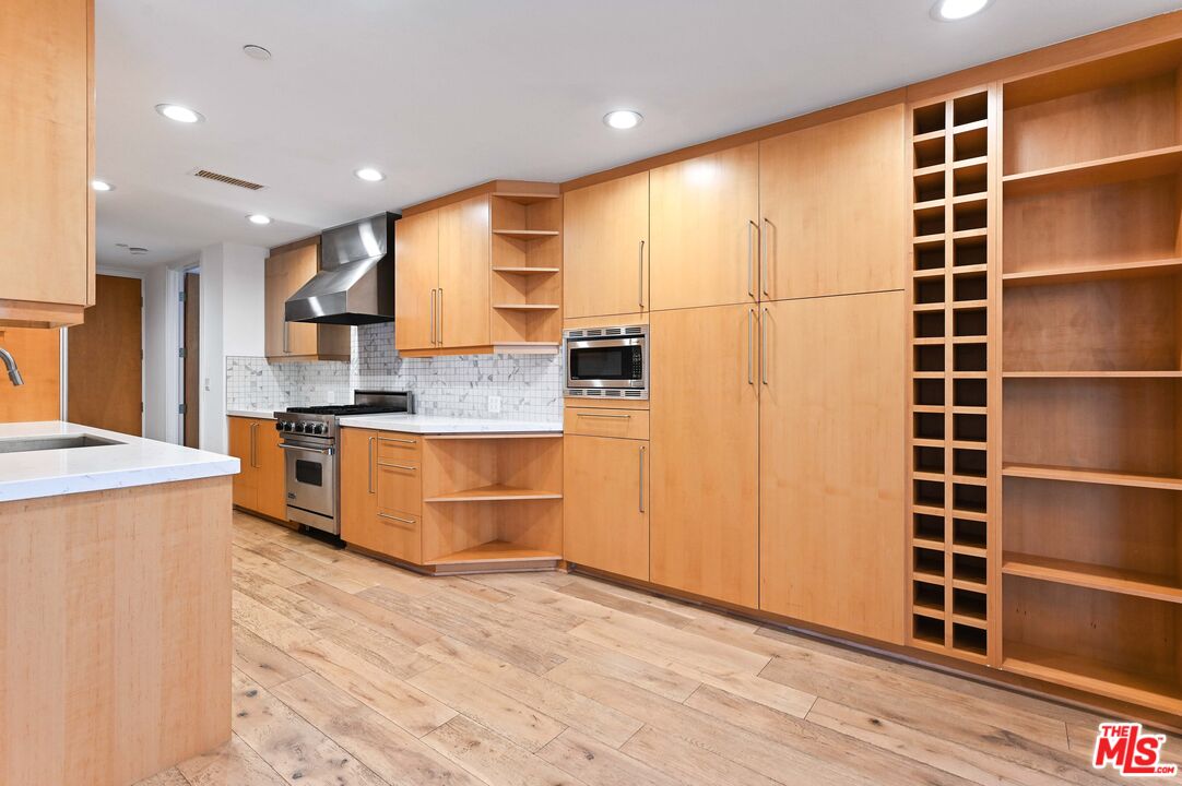 1521 Greenfield Ave Unit: 305