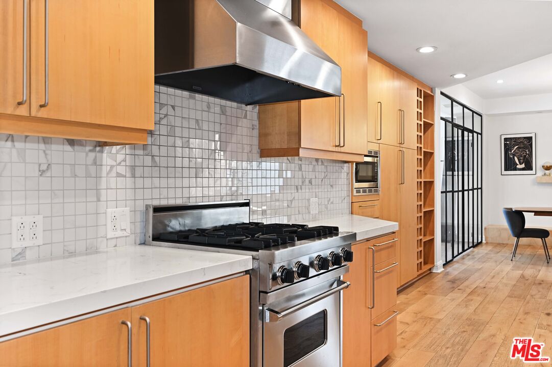 1521 Greenfield Ave Unit: 305