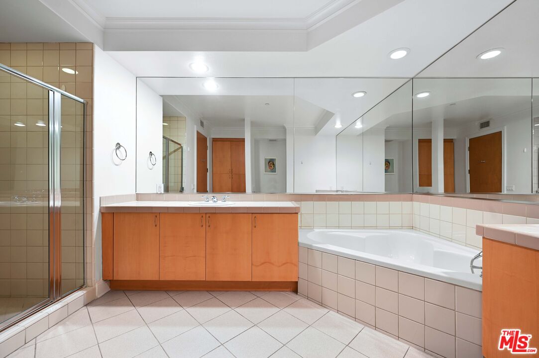 1521 Greenfield Ave Unit: 305