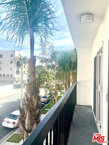 1227 Granville Ave Unit: 200