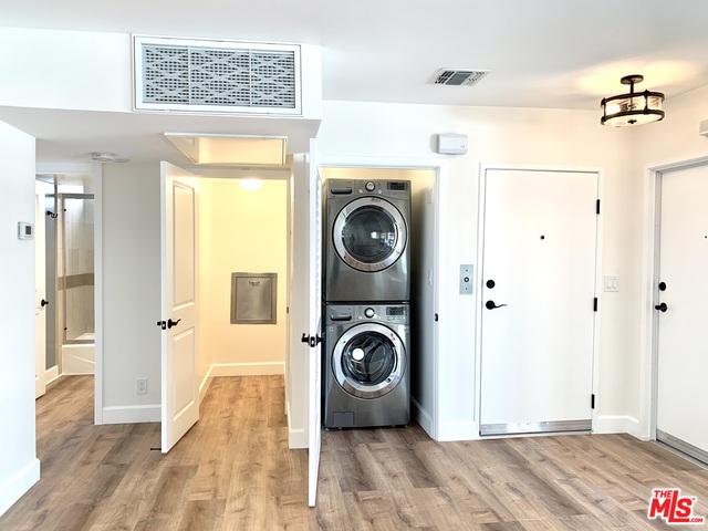 1227 Granville Ave Unit: 200