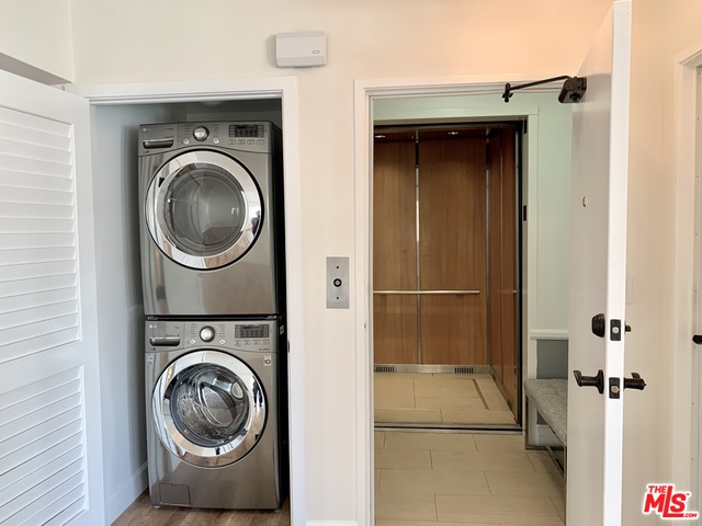 1227 Granville Ave Unit: 200