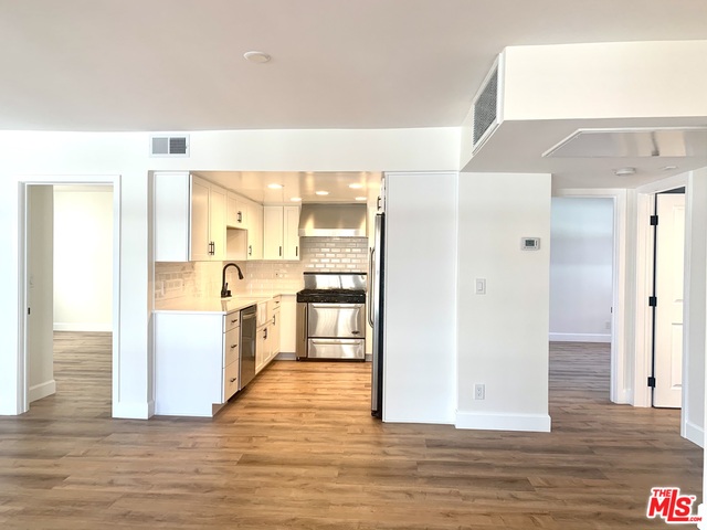 1227 Granville Ave Unit: 200