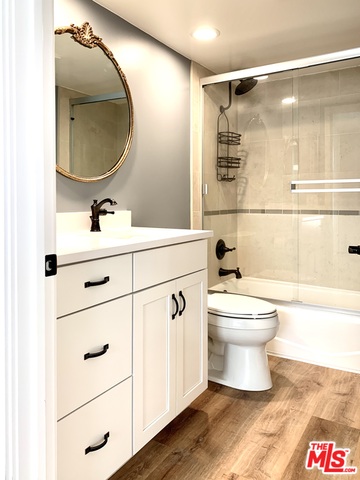 1227 Granville Ave Unit: 200