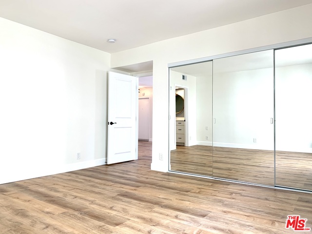 1227 Granville Ave Unit: 200