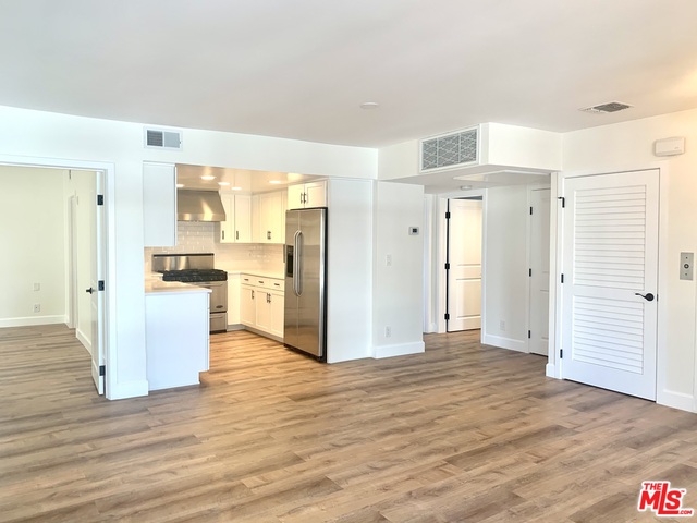 1227 Granville Ave Unit: 200