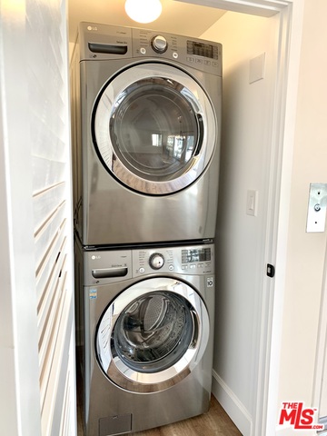 1227 Granville Ave Unit: 200