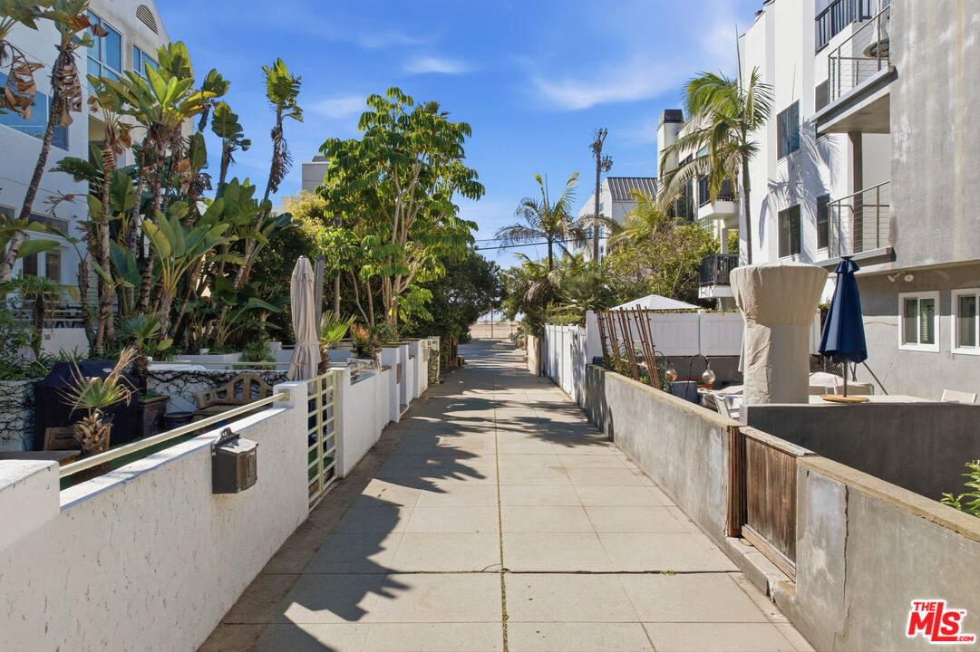 18 Voyage St