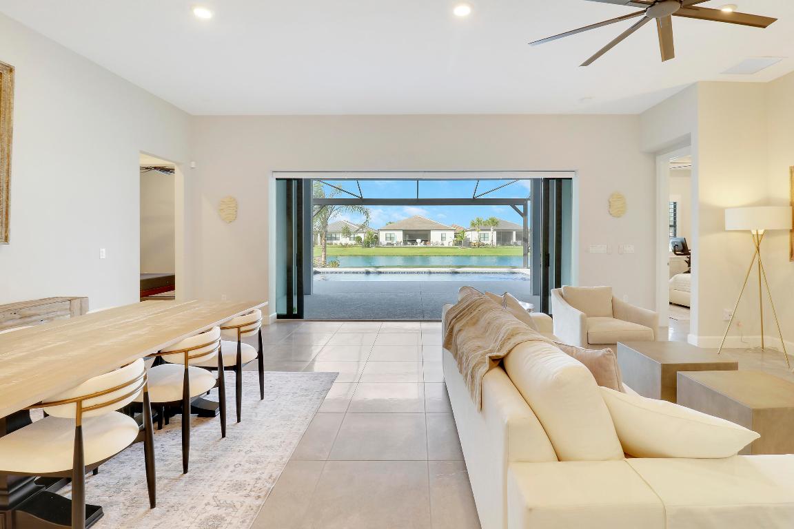 595 SE Villandry Way