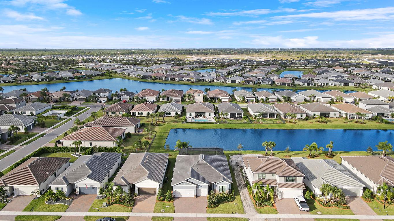 595 SE Villandry Way