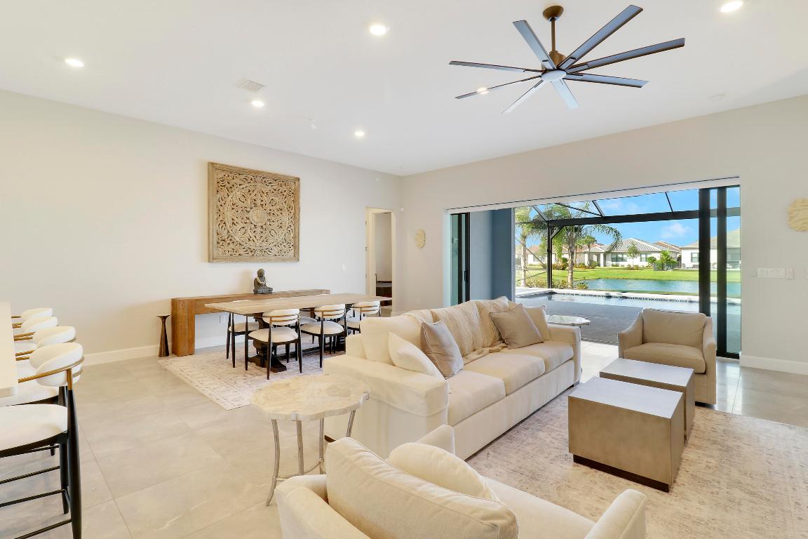 595 SE Villandry Way